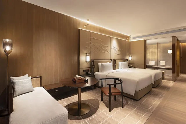 غرفة بريميوم بسريرين منفصلين بإطلالة على المدينة، HUALUXE Qingdao Licang, an IHG Hotel 4/8