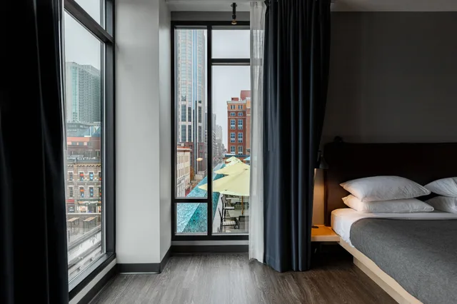 غرفة بسرير كينج، Moxy Nashville Downtown 3/5