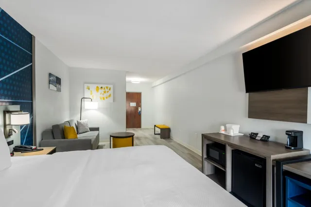 جناح بغرفة نوم واحدة مع أريكة في طابق مرتفع، Comfort Inn & Suites Lexington South 1/8
