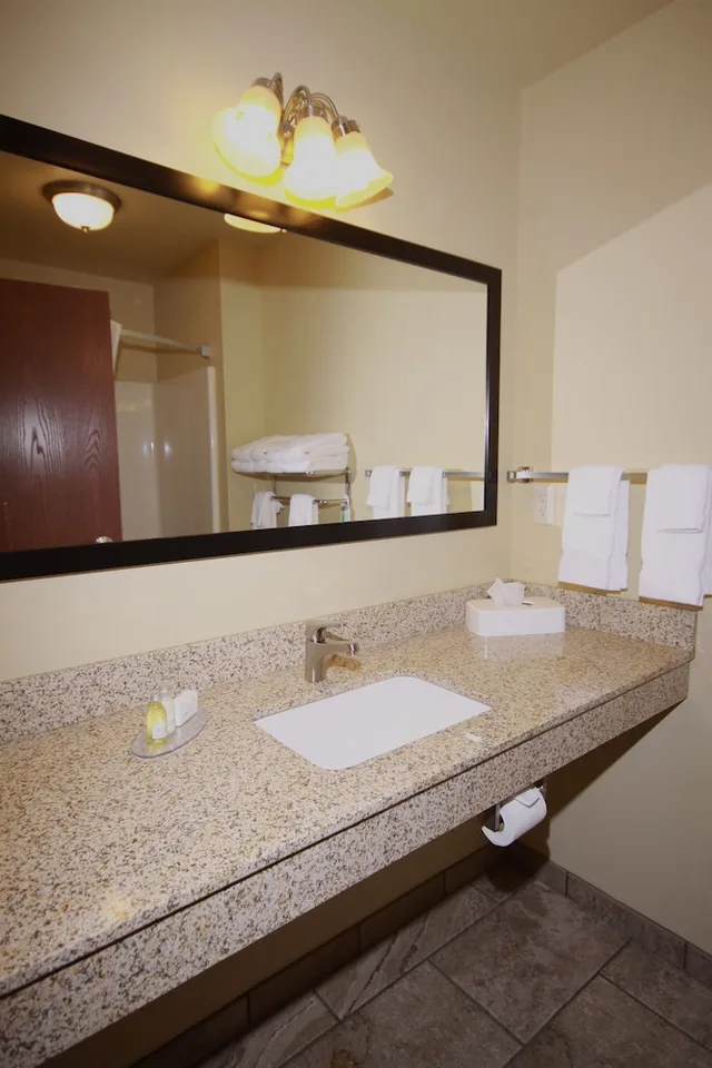 Studio, Suite, 3 Queen Beds, Cobblestone Hotel & Suites - Devils Lake 5/6