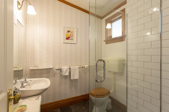 استوديو بسرير كوين وسرير فردي بمطبخ صغير، Settlers Cottage Motel 3/3