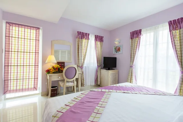 غرفة بزنس بسرير كينج بشرفة، Hotel L Odeon Phu My Hung 3/8