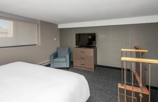 Coast, Premium, King Bed, Sofa، Coast Lethbridge Hotel and Conference Centre 1/6