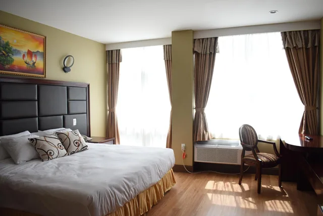 Room, King Bed, Queens Hotel 4/7