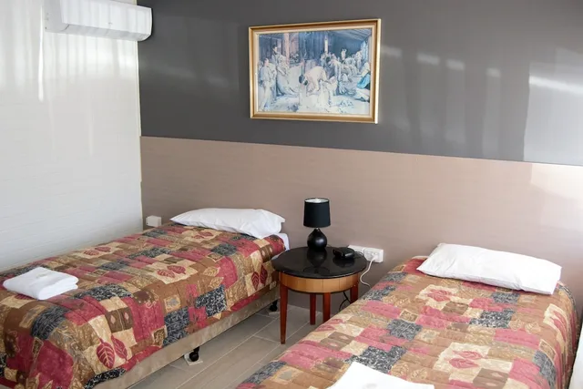 غرفة بسريرين منفصلين، Civic Motor Inn Cowra 1/5