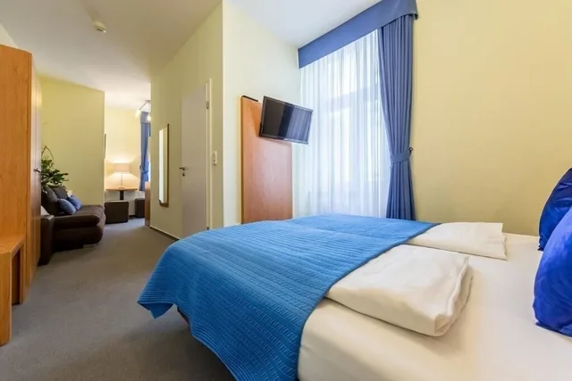 غرفة قياسية ثلاثية بسريرين منفصلين مع أريكة، Hotel Expo 2/5