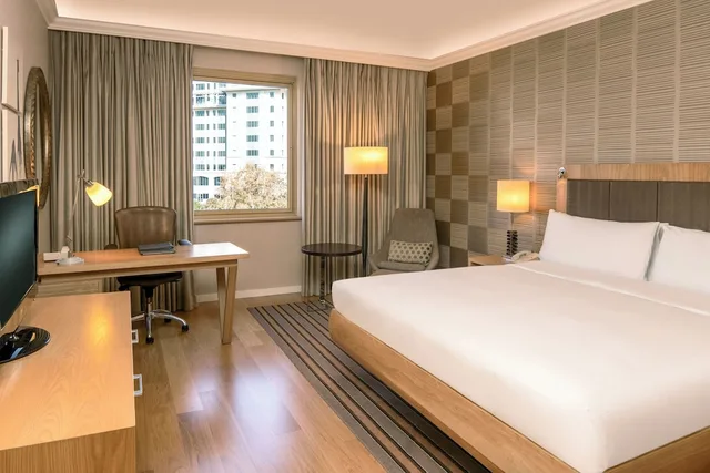 غرفة ديلوكس بسرير كينج، NH Johannesburg Sandton 1/3