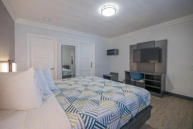 Deluxe, Queen Bed, Motel6 Tustin, CA – Orange County 3/9
