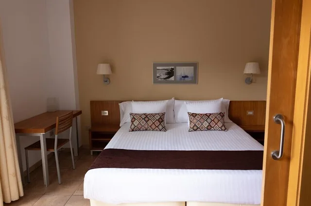جناح جونيور بسرير مزدوج بإطلالة على المسبح بشرفة مع أريكة، NM Suites 1/8