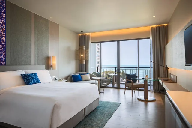 غرفة بإطلالة على البحر بشرفة، Renaissance Pattaya Resort Spa 1/10