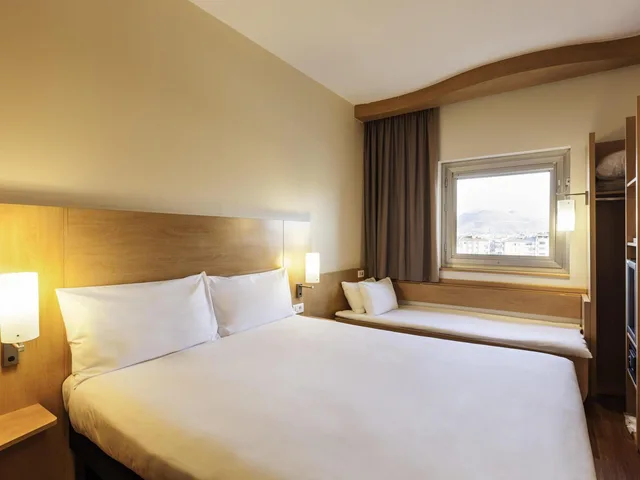 غرفة بسرير كوين وسرير فردي مع سرير إضافي، Ibis London Luton Airport 3/4