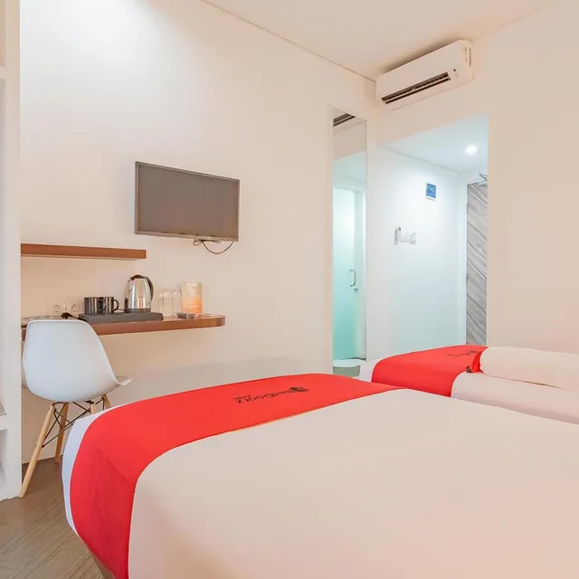 Reddoorz, Suite, Twin Beds، RedDoorz Premium @ Hotel Hebat 1/10