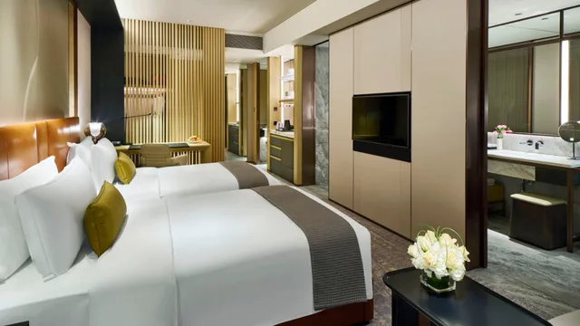 غرفة كلاسيكية بسريرين منفصلين في طابق مرتفع، Intercontinental Hotels Zhuhai 1/1