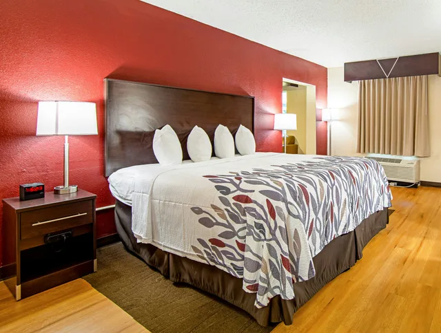 Suite, King Bed, Kitchen, Red Roof Inn Suites Greenwood Sc 3/5