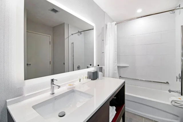 غرفة قياسية بسرير كينج وسريرين كوين، Holiday Inn & Suites Calgary Airport North 6/10