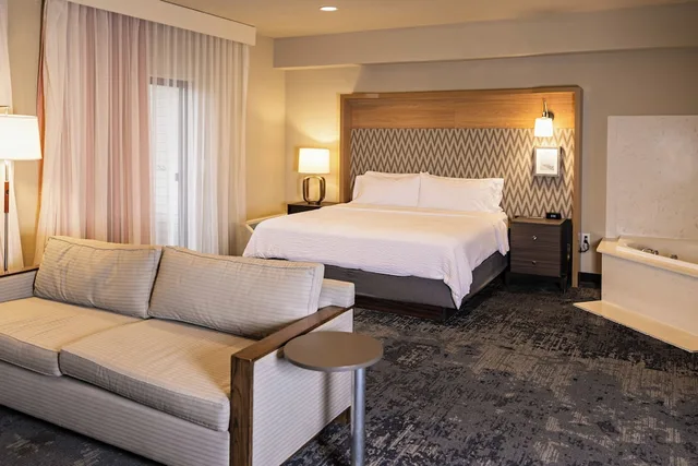 جناح بسرير كينج بحوض جاكوزي، Holiday Inn Clarkston - Lewiston 4/10