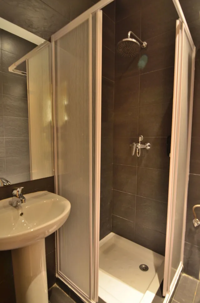 Female Dorm, Female Only, 3 People, Shared Bathroom، Far Home Atocha 2/2