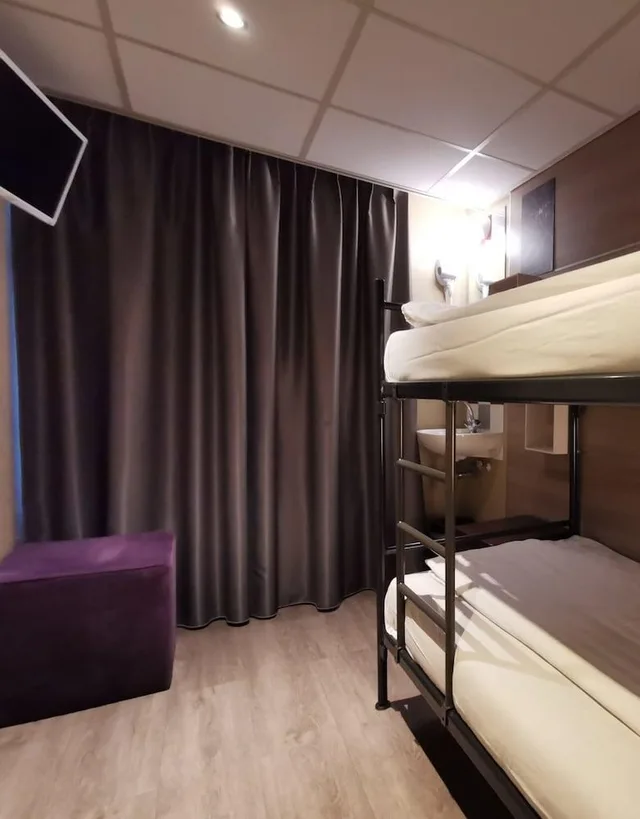 غرفة أساسية بسريرين منفصلين وسرير بطابقين بحمام مشترك، Hotel Mevlana 1/1