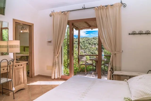 غرفة قياسية ثلاثية بسرير كينج وسرير فردي بإطلالة على الحديقة، Aldiola Country Resort 4/5