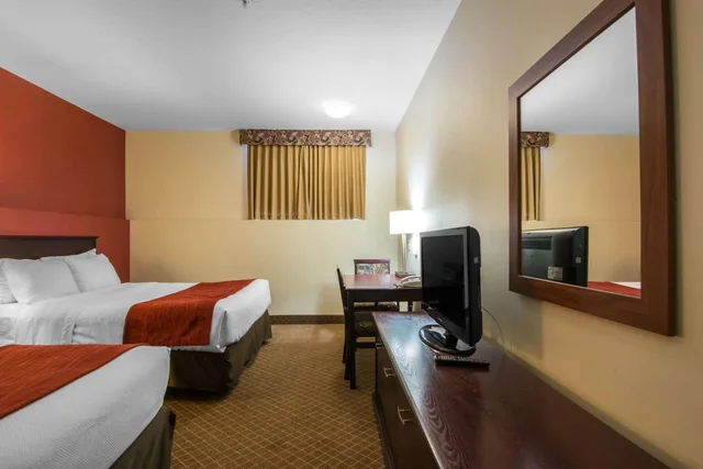 Basement, King Bed, 2 Queen Beds, Comfort Inn & Suites Calgary Airport - South 2/6