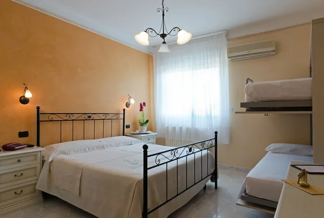 غرفة ديلوكس ثلاثية بسرير كوين وسرير فردي، Mediterraneo Hotel 2/5
