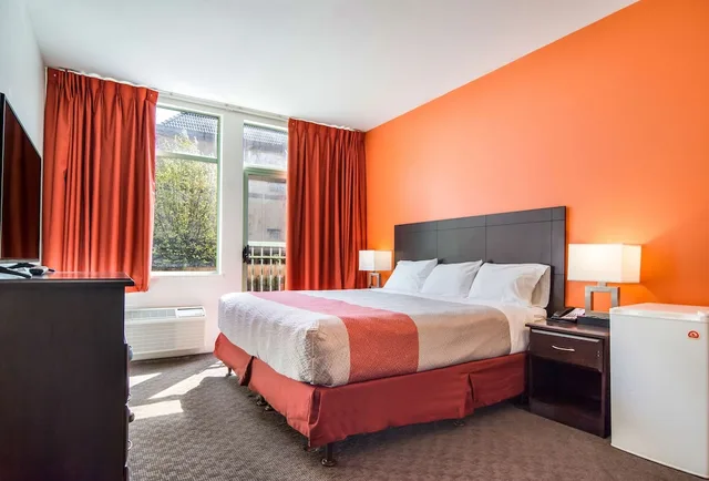 غرفة قياسية بسرير كوين لذوي الإعاقة، Motel6 Surrey BC 1/5