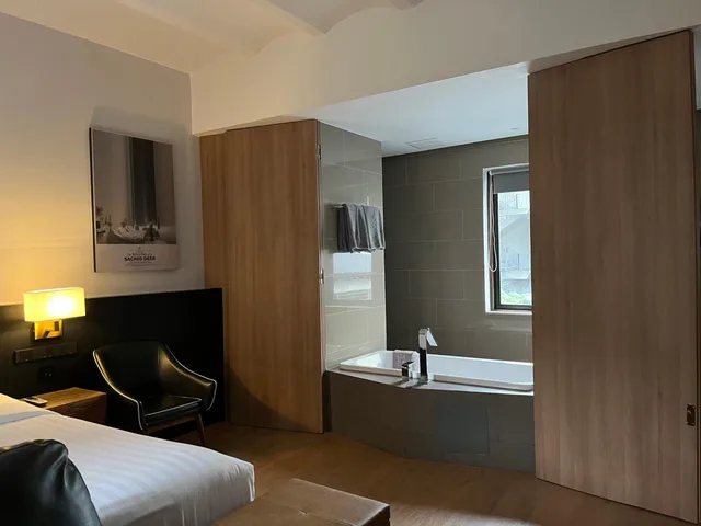 جناح، Hotel Noir 3/3