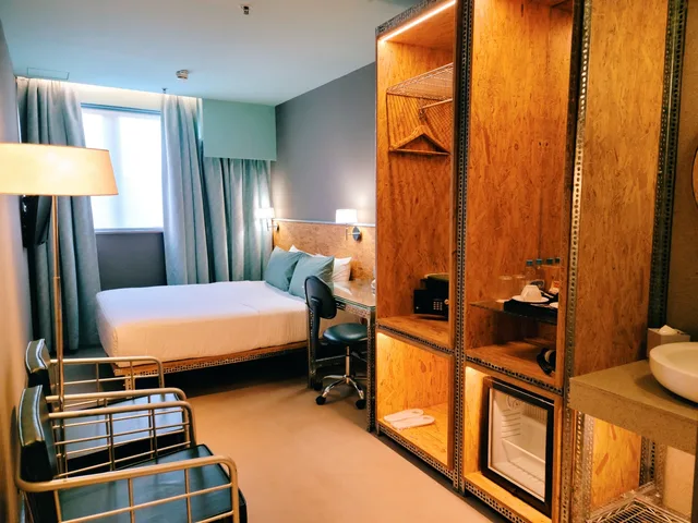 غرفة بسرير كوين، Ind Hotel 2/3