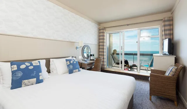 غرفة بسرير مزدوج أو سريرين منفصلين بإطلالة على البحر بشرفة، Golden Sands Hotel 1/3