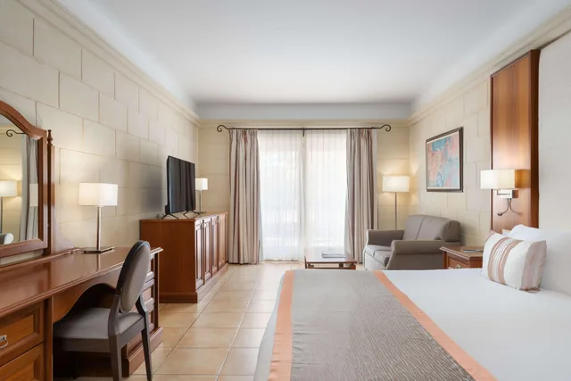 غرفة غراند ديلوكس بسرير كينج بإطلالة على المسبح، Kempinski Hotel San Lawrenz Gozo 2/10