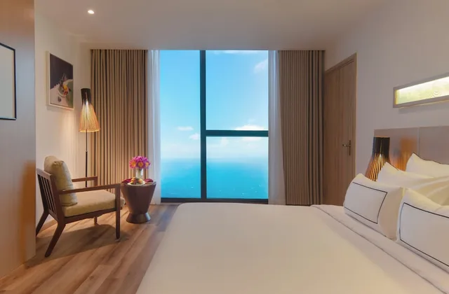 غرفة متصلة عائلية بسرير كينج وسريرين منفصلين بإطلالة على البحر، Starcity Bayfront Nha Trang Hotel 1/10