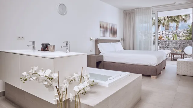 3 Bedrooms, Infinity, Suite, 1 Queen and 4 Single Beds, Sea View, Private Pool, Hot Tub، Domes Baobab Suites 3/6