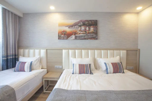 غرفة ديلوكس ثلاثية بسرير مزدوج وسرير فردي بإطلالة على المدينة، Old Town Point Hotel & Spa Antalya 1/10