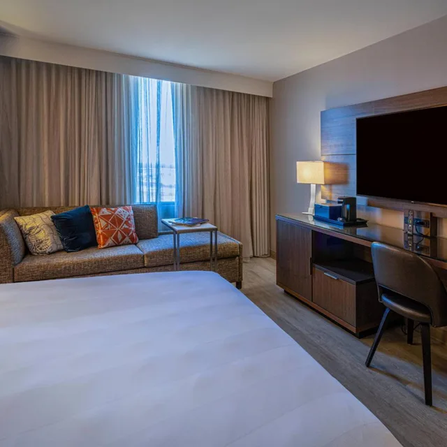 غرفة بسرير كينج مع أريكة بحوض استحمام لذوي الإعاقة، Wichita Marriott 3/7