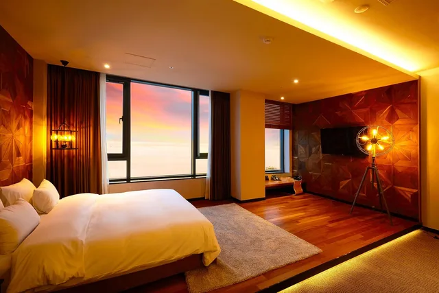 Suite, 1 King and 1 Single Beds, Hotel Laon 6/10