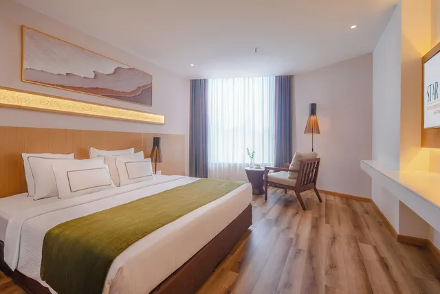 غرفة ديلوكس بسرير كينج بإطلالة على البحر، Starcity Bayfront Nha Trang Hotel 4/8