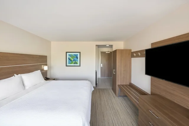 Standard, King Bed, Holiday Inn Express and Suites Phoenix East - Gilbert 1/5