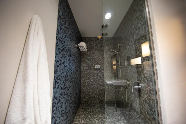 Design, Queen Bed، Modern Hotel And Bar 2/6