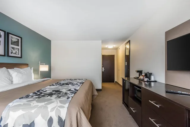 غرفة بسرير كينج لذوي الإعاقة، Sleep Inn & Suites O Fallon MO - Technology Drive 1/6