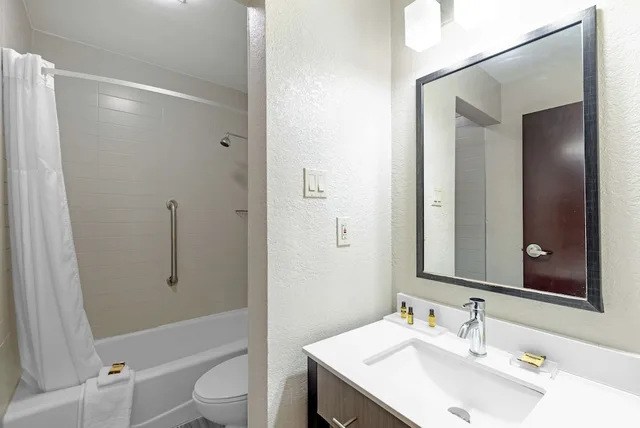 غرفة قياسية بسريرين كوين يُسمح فيها بالحيوانات الأليفة، Best Western Plus Austin Central 3/3