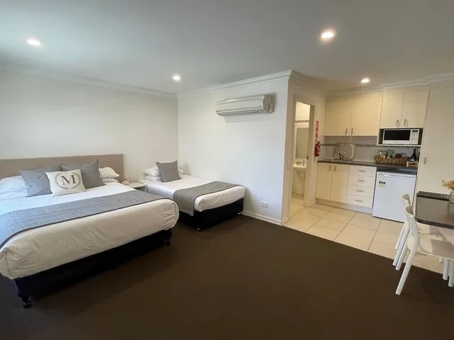 غرفة بسرير كوين وسرير فردي لذوي الإعاقة، MILLTHORPE MOTEL 1/3