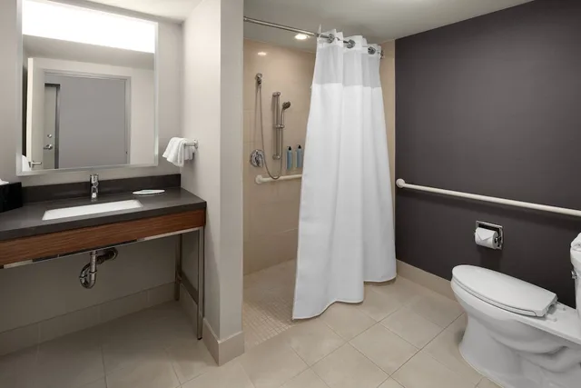 Room, King Bed, City View, Sofa, Courtyard by Marriott Seattle Bellevue/Downtown 4/6