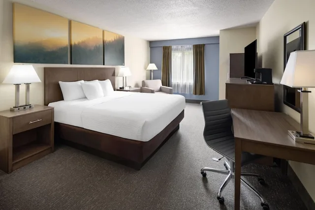 غرفة بسرير كينج، Days Inn by Wyndham Penn State 2/6