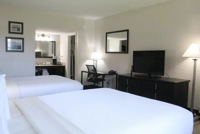 Deluxe, 2 Queen Beds, Pool or Courtyard View, La Quinta Inn By Wyndham Cocoa Beach Port Canaveral 3/3