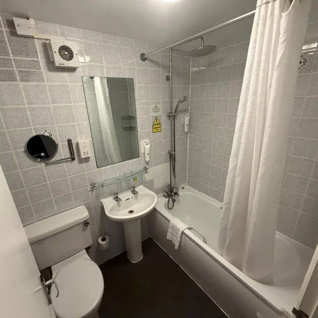 غرفة مفردة، Raven Hotel 4/4