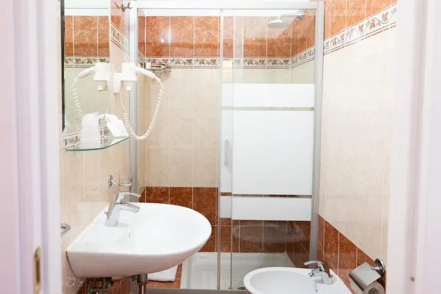 Room, Triple, 1 Queen and 1 Single Bed, Hotel Romantica 3/7