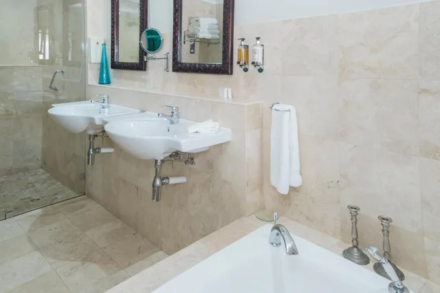غرفة فاخرة بسرير كوين بإطلالة على الحديقة، Schulphoek House 1/2