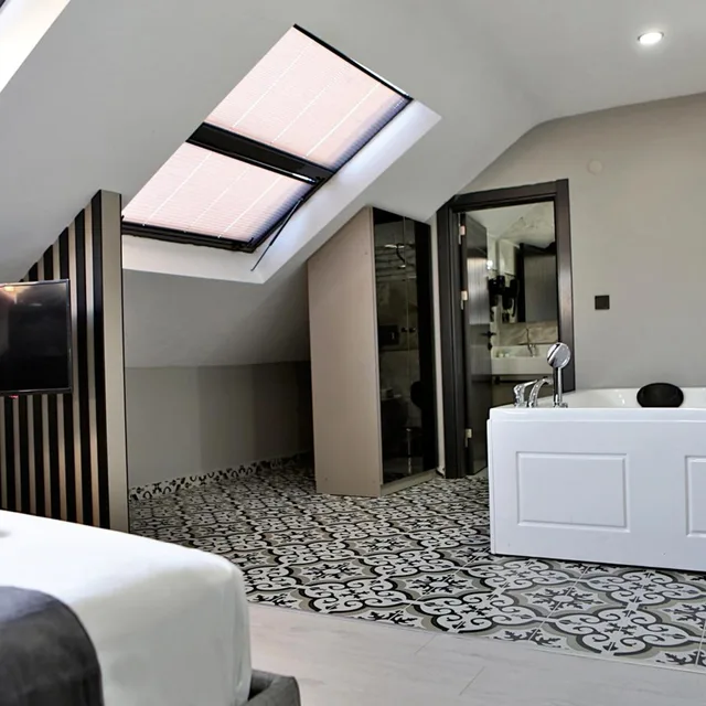 غرفة بسرير كوين بجاكوزي، Fly And Stay Airport Hotel 7/7