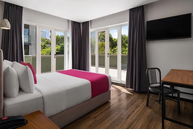 جناح بسرير كوين بشرفة، Hotel MX mas reforma CDMX, Trademark Collection by Wyndham 4/10