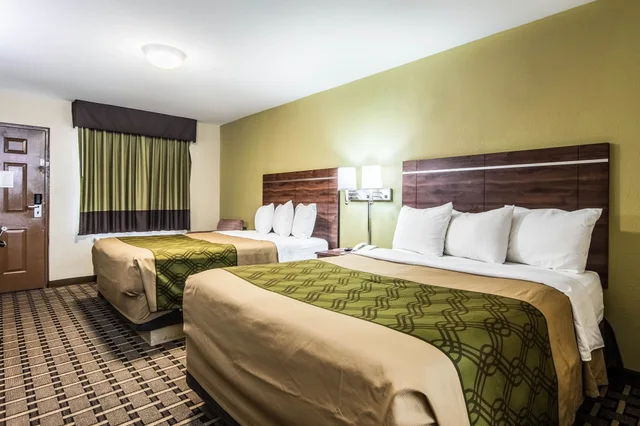 غرفة قياسية بسريرين كوين يُسمح فيها بالحيوانات الأليفة للمدخنين، Econo Lodge Jasper AL 2/8